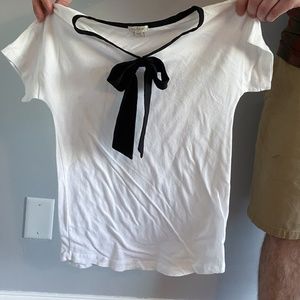Off white short sleeve tee with black bow at neck
